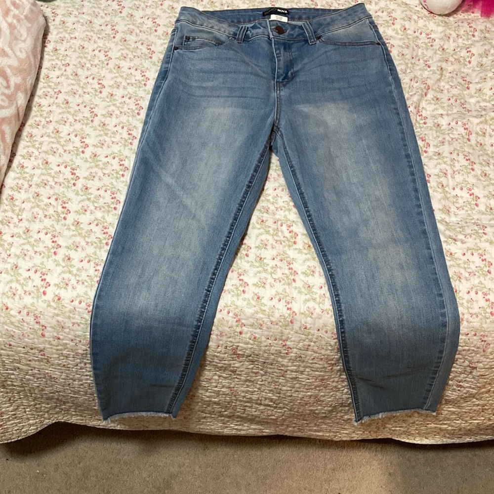 Size 9 stir it up ankle jeans never worn light blue wash